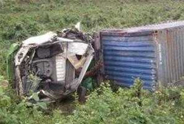 Xe lật dưới chân đèo bẹp dúm, 5 người thương vong