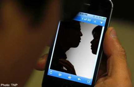 Xúi giục bạn bè hôn nhau, một học sinh bị đuổi học