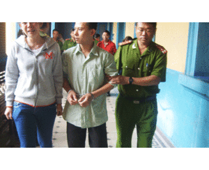 Suýt bị đâm chết vì chọc ghẹo đòi hôn vợ đẹp của bạn