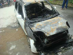 Taxi Mai Linh bốc cháy khi đang đỗ trong sân