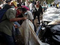 Bố mẹ tấn công nhà xác giành giật thi thể con chết cháy