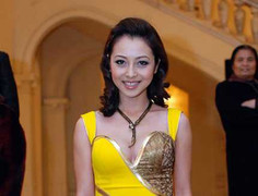 Jennifer Phạm khoe chân thon, vòng 1 gợi cảm