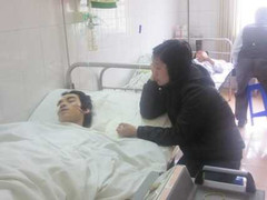 Sập giàn giáo: Công nhân nguy kịch, nhà thầu đổ lỗi