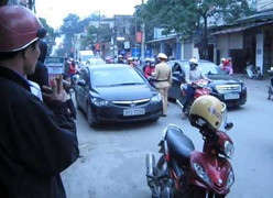 Xe vi phạm chở CSGT chạy thẳng...về nhà