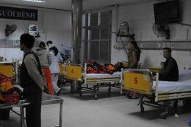 Vụ sập giàn giáo: Nỗ lực cấp cứu 4 nạn nhân