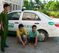 Trói chân, bịt mồm, đạp tài xế xuống đường để cướp taxi