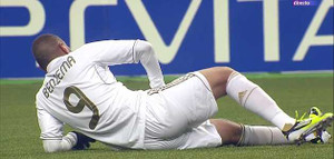 Benzema sút bóng uy lực...dính chấn thương