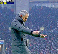 Ronaldo ghi bàn, Mourinho ăn mừng bằng... 