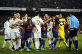 Real hơn Barca 10 điểm: MOU giỏi hay nhờ trọng tài dở?