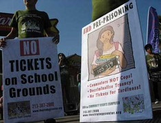 Đi học trễ, sinh viên bị phạt tiền