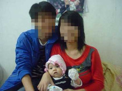 Cám cảnh nam sinh viên bỏ học nuôi con