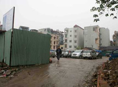 Cấm đỗ xe tuyến chính, ô tô chui vào ngõ nhỏ