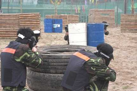 Video: Đánh trận giả trên Đại lộ Thăng Long