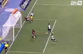 Đồng đội Ronaldinho bị 'ma ám' y như Torres