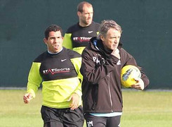 Tevez-Mancini đoàn tụ trên sân tập