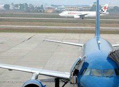 Nhân viên không lưu đánh nhau khi đang chỉ dẫn máy bay