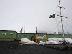 Một căn cứ tại Nam Cực nổ tung