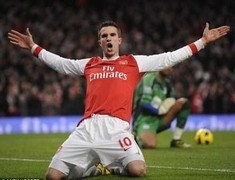 Trước derby: Arsenal phá khung lương vì Van Persie