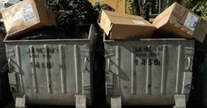 Một thầy giáo nhốt con gái vào thùng rác