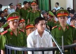 Án chung thân cho gã sinh viên giết con để trả thù bố