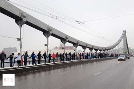 Video: Vòng tay biểu tình dài 16 km ôm trọn Moscow