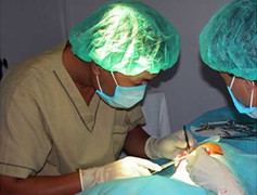 Một thiếu nữ bị bắn nhiều viên đạn vào ngực