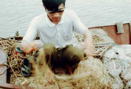 Hạnh phúc nhọc nhằn của lão ngư mù giữa sông Hồng