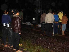 Mẹ ôm con trai 5 tháng tuổi tự tử giữa đường ray