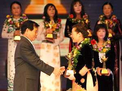 9h sáng nay, đặt câu hỏi nhận laptop và đầu thu VTC HD5