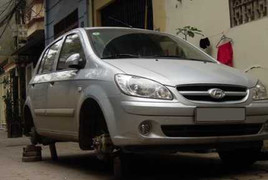 Hà Nội: Đang đậu, ôtô bị thay bánh bằng... gạch