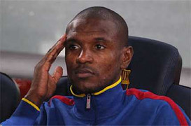 Eric Abidal lại lên bàn mổ