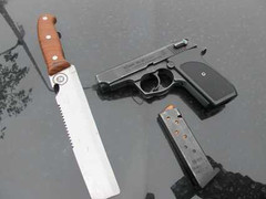 Mang súng K59 cùng 5 viên đạn đi khám bệnh