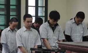 Cướp tiền tỷ của khách ngân hàng và tiệm vàng