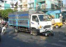 Bị xe tải húc văng trên 10m, tính mạng nguy kịch