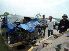 Xe 4 chỗ mất lái lao vào đầu xe tải, 5 người nhập viện