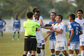 V.League lại gây sốc: Bê cáng cũng ăn thẻ đỏ