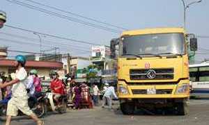 Cố vượt tàu hỏa, chết thảm dưới gầm xe ben