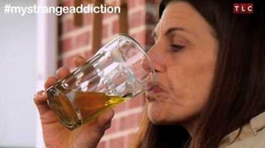 Người phụ nữ uống... nước tiểu hằng ngày