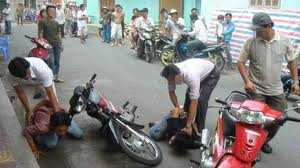 Nổ súng bắt hai tên cướp túi xách của người nước ngoài