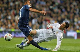 Trượt ngã, Ronaldo bất đắc dĩ trở thành....