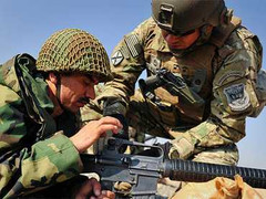 Lính Afghanistan quay súng bắn người Mỹ