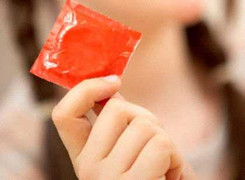 Trường học phát “áo mưa” cho học sinh 12 tuổi