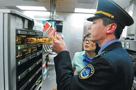 Clip:McDonald bán cánh gà hết hạn, thịt bò rơi dưới đất