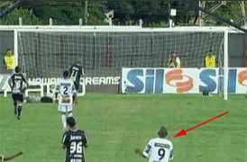 Vỗ tay mừng...đối thủ sút thành công 11m