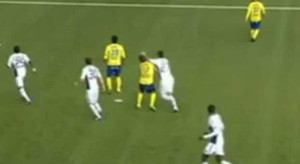 Tận dụng đá phạt góc...đấm vỡ mặt đối phương