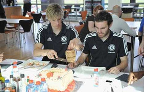 Sinh nhật tuổi 28, Torres ước xé lưới Man City