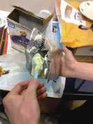 Phát hiện bao cao su trong hộp sữa trẻ em