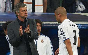 Thầy trò MOU chửi trọng tài: 110 năm là thế này sao?