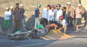 Xe tụt dốc, hai con chết thảm, mẹ thương nặng