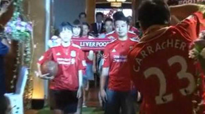 Đám cưới lãng mạn trong trang phục Liverpool